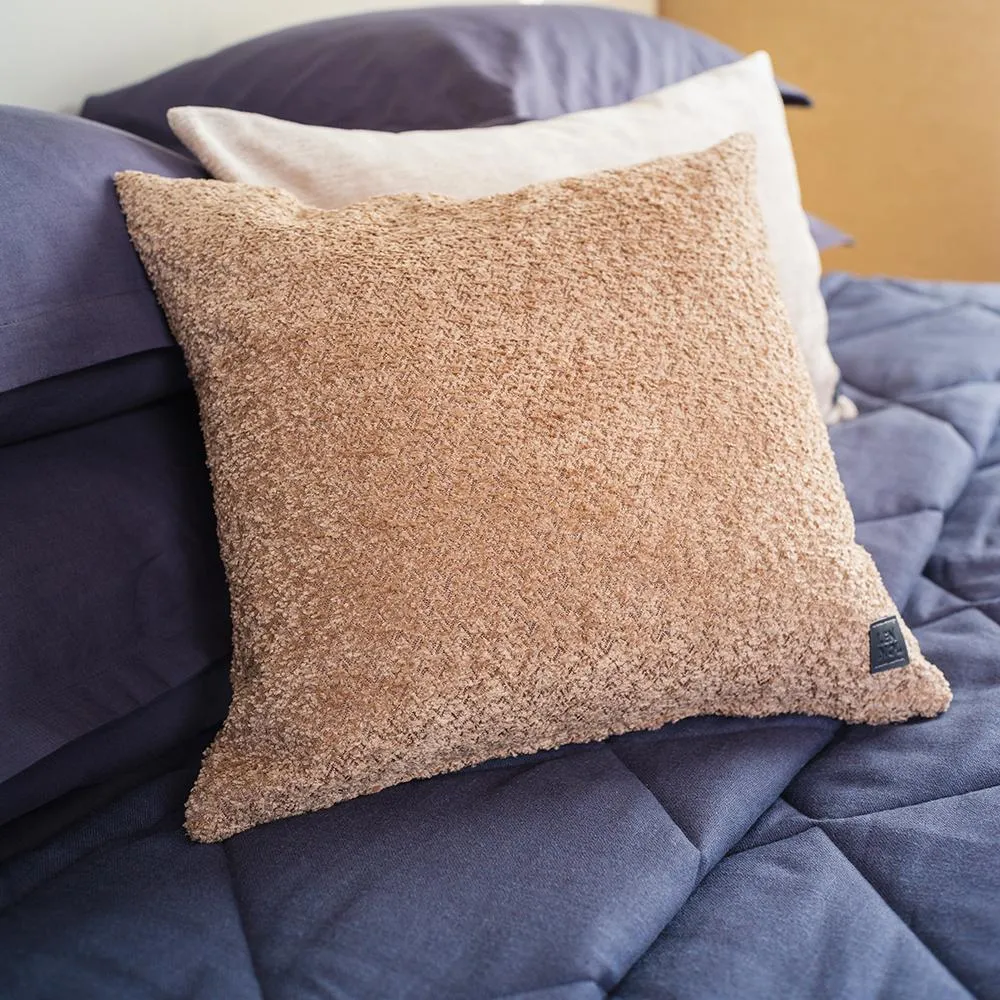 AKIRA-koristetyyny-ja-LIVIA-tummansininen-Lennol kuva